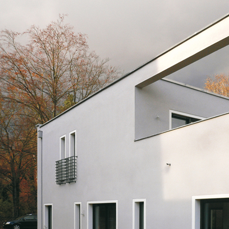 Kleines Haus mit Pergola